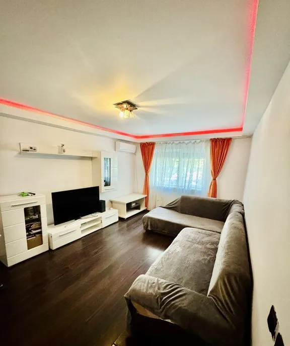 Apartament 3 camere decomandat far