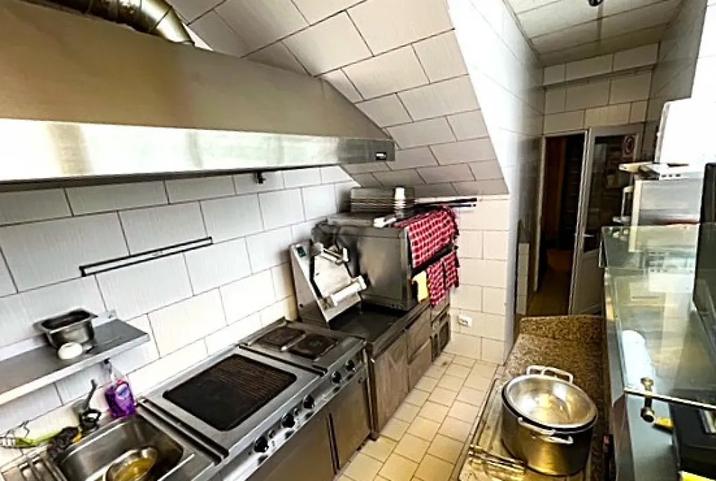 Vanzare cladire cu restaurant utilat complet plus spatiu com