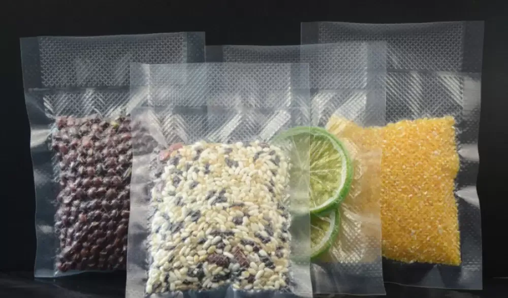 Masina automata pentru fabricarea pungilor cu vid