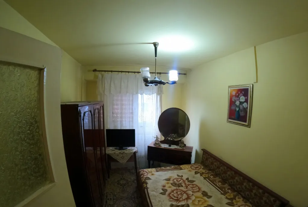 Apartament cu 3 camere la etajul 3/4 decomandat izolat termi