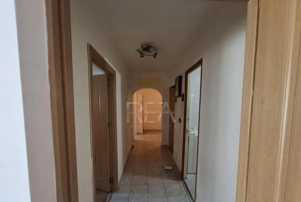 3 camere et 4/10 renovat bloc anvelopat Gorjului