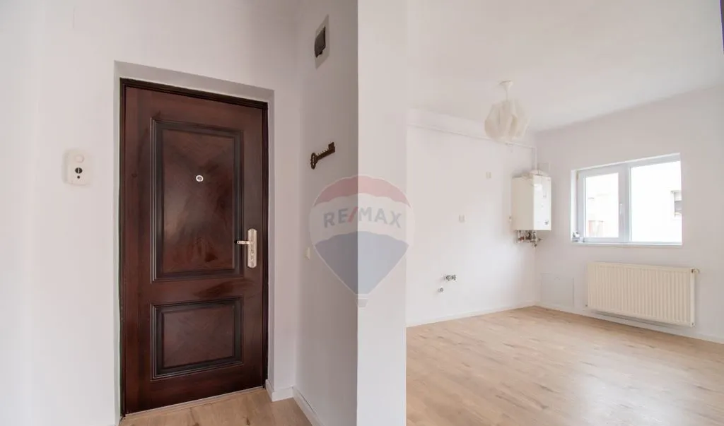 Apartament renovat cu 2 camere loc de parcare de vanzar