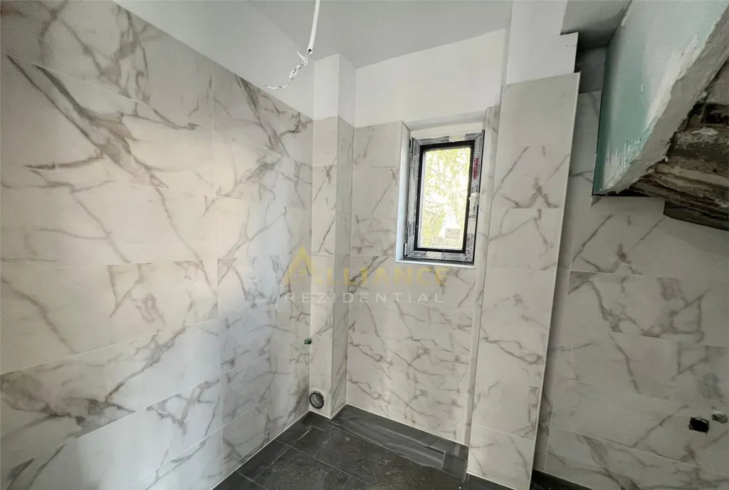 Vila 5 camere 3 bai Strada Miorita 500 M de S