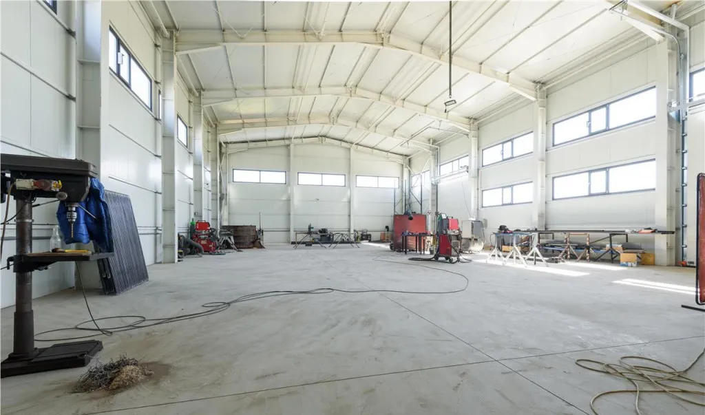 Hala 3 000mp curte conditii optime exterior Braso