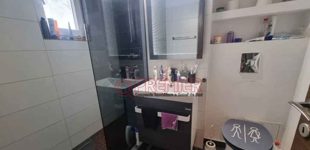 Apartament 2 camere decomandat 53 82 mp loc parcare -