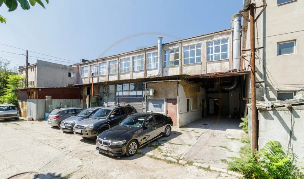 Spatiu industrial - 3 540 mp utili birouri 600 mp rand