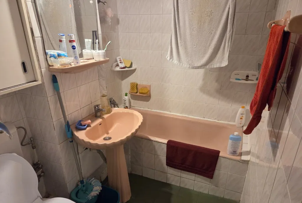 Apartament 3 camere spatios 63 mp balcon bloc 1981 Oltenitei