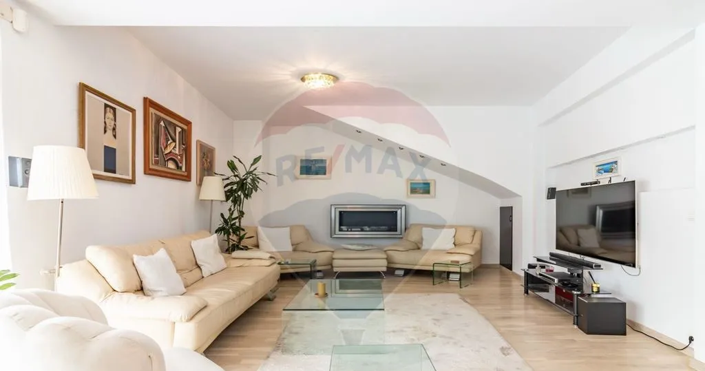 Casa / Vila cladire birouri de vanzare in Aviatiei v