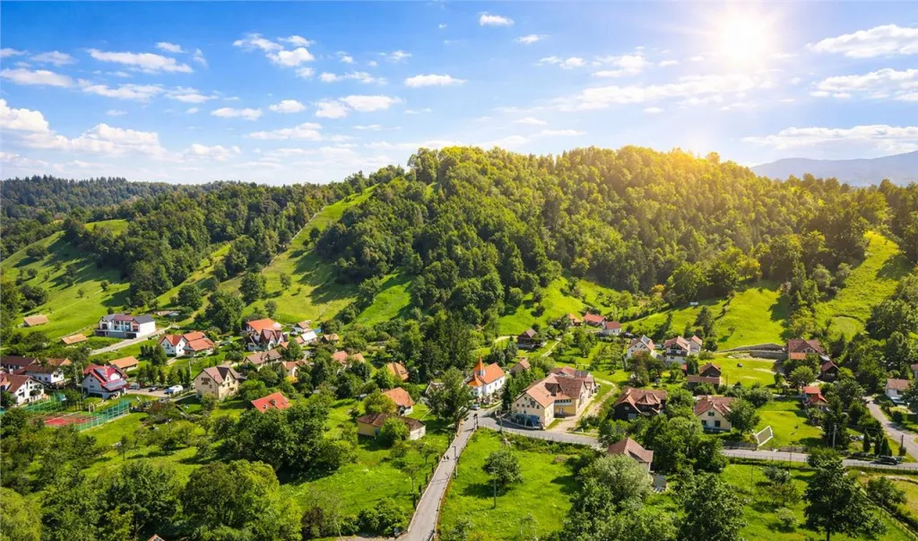 Film Casa traditionala pe domeniu de 4 300mp teren Bran