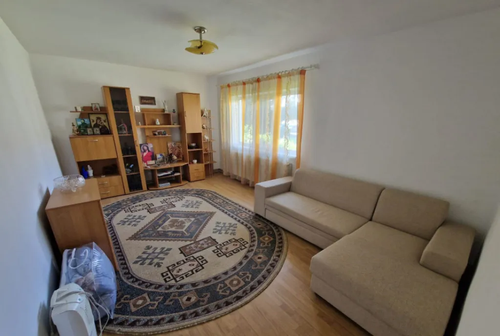 Apartament 3 camere 71 mp zona Hotvon