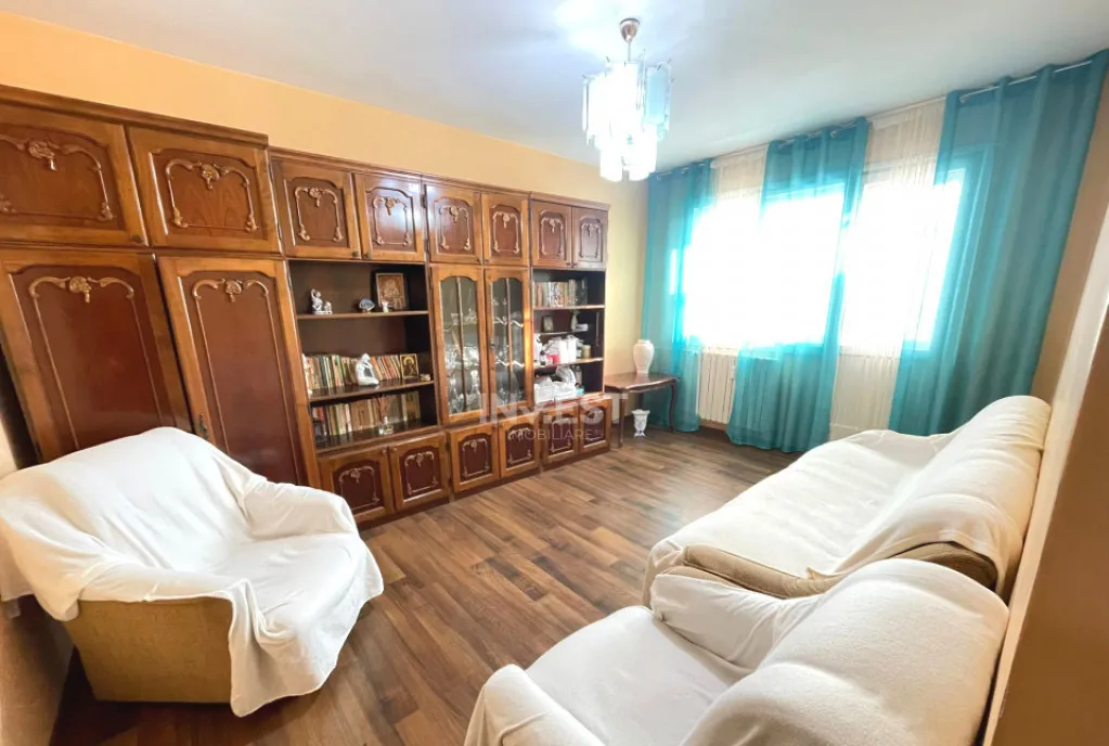 Apartament 3 camere decomandat Piata Nicolina etaj intermedi
