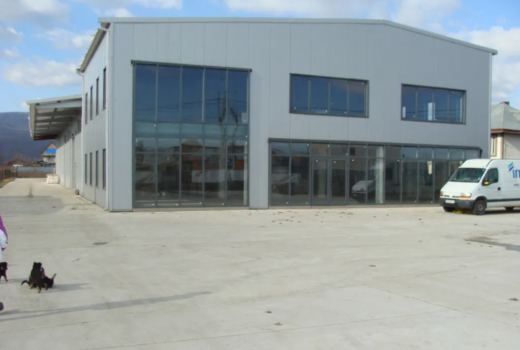 Hala industriala cu chirias stabil - deschidere la drum