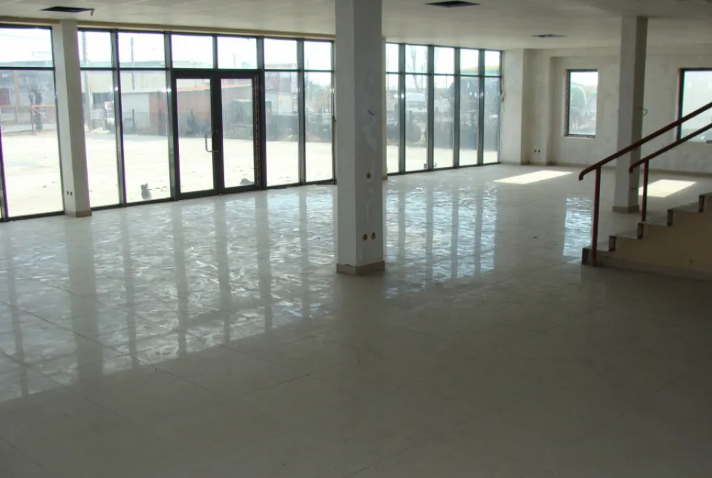 Hala industriala cu chirias stabil - deschidere la drum