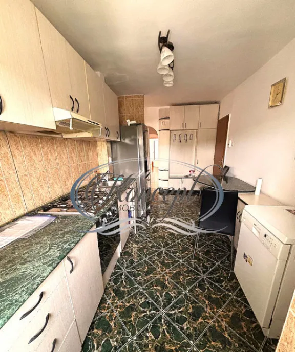 Apartament spatios si luminos cu priveliste spre oras zona