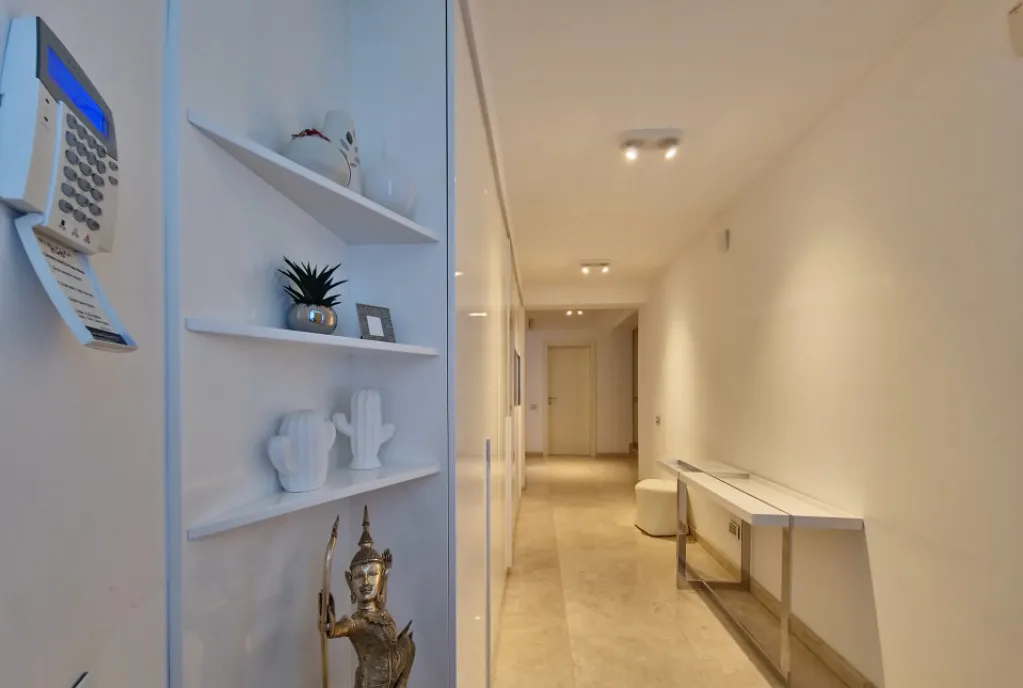 Vila deosebita la un pas de mare mobilata si utilata