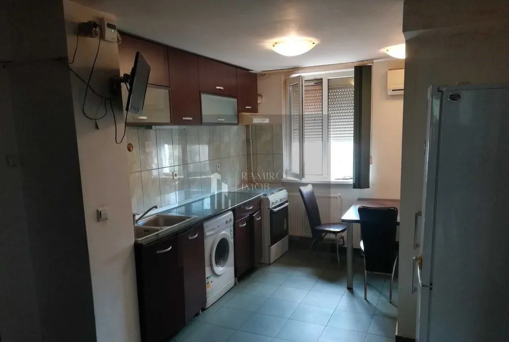 3 camere decomandat - Titan 1 decembrie 1918