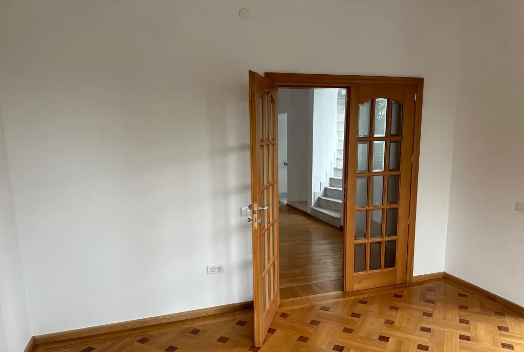 Vila renovata complet 2023 350 mp curte 550 mp Drumul Taberei