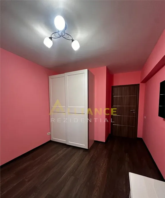 3 camere metalurgiei 81MP