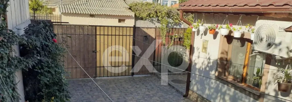 De vanzare casa 4 camere 2 bai 2 bucatarii zona Viil