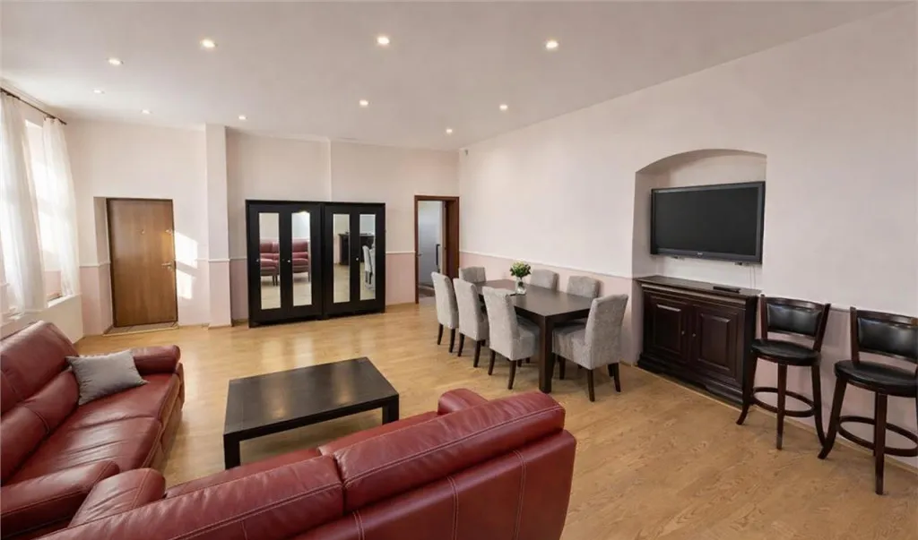 Rezidenta 4 camere in farmec istoric vedere Tampa cu beci s