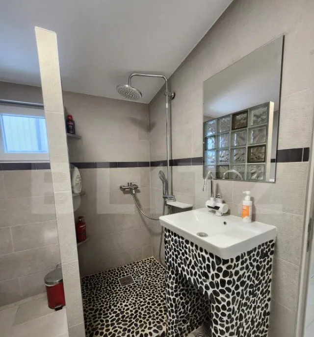 Casa cu 3 camere 2 bucatarii Teren de 1000 mp zona Unirii