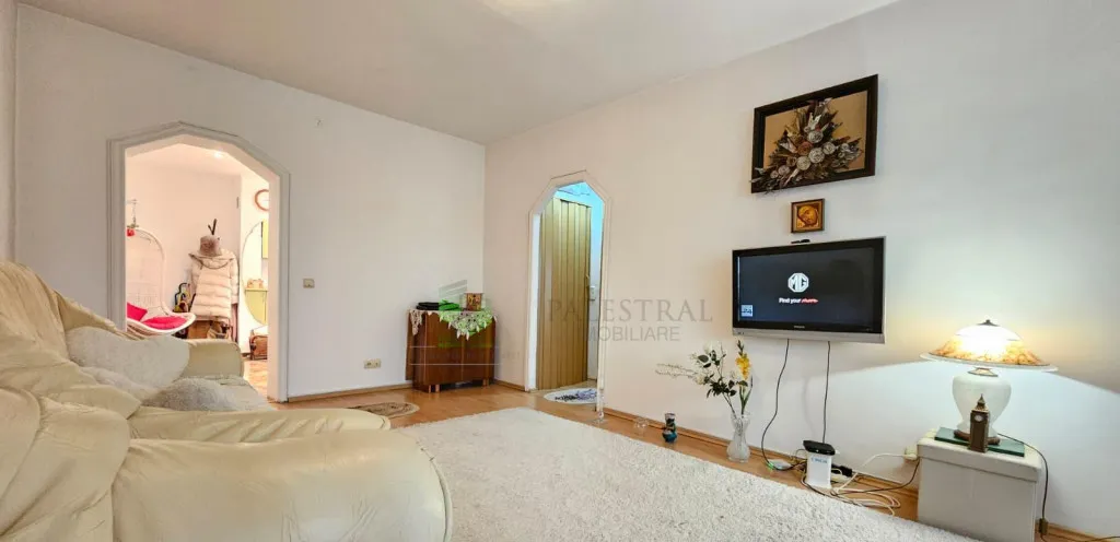 Apartament 2 camere Tractorul decomandat etajul 1 78000 Euro