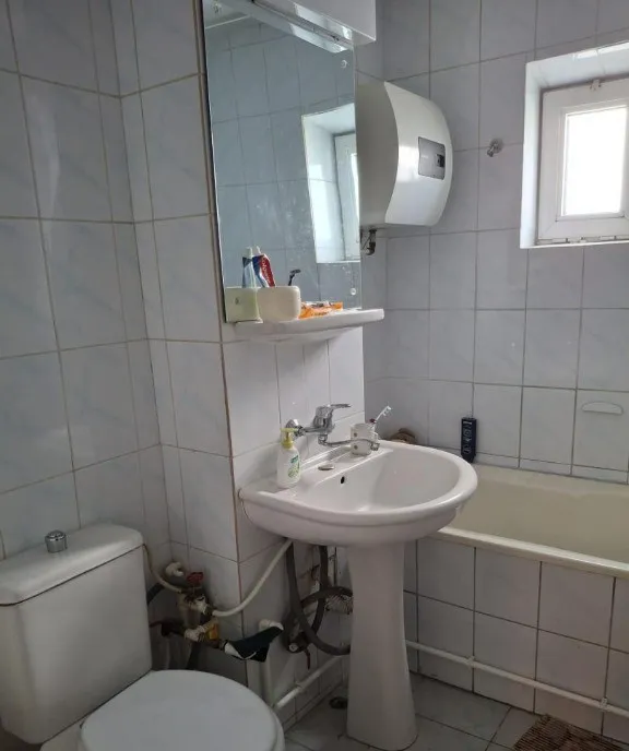 Far de vanzare 3 camere decomandat etaj 1 gaze