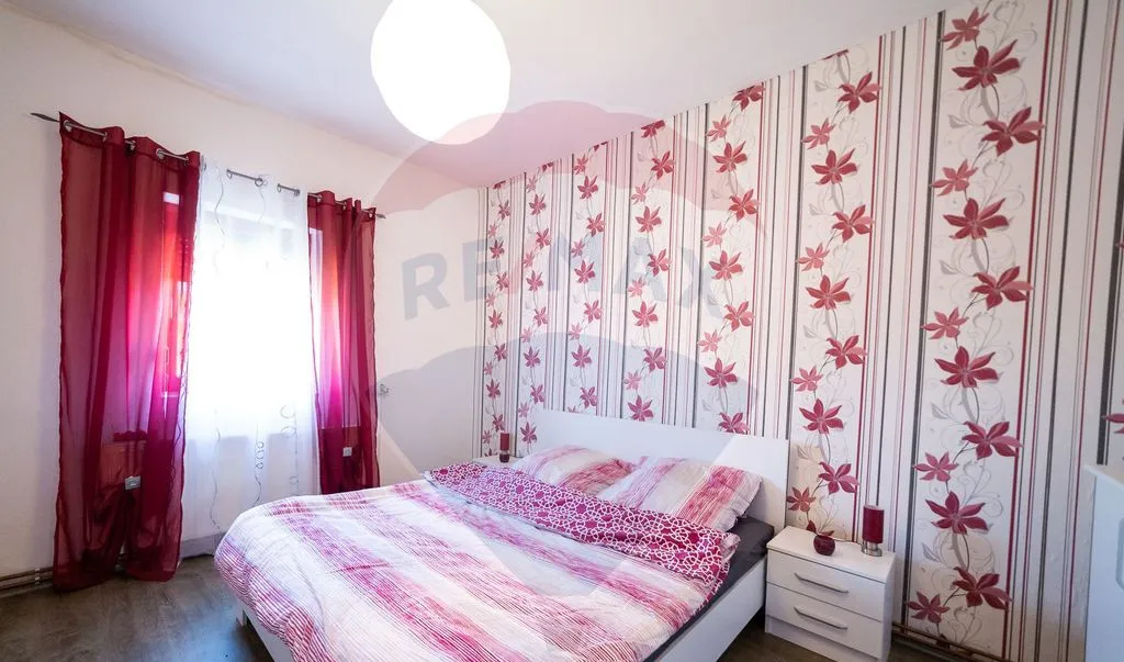 Casa cu 3 apartamente piscina si 1000 mp teren vanz