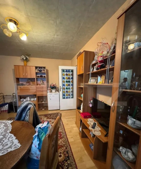 Apartament de vanzare 3 camere etaj intermedi