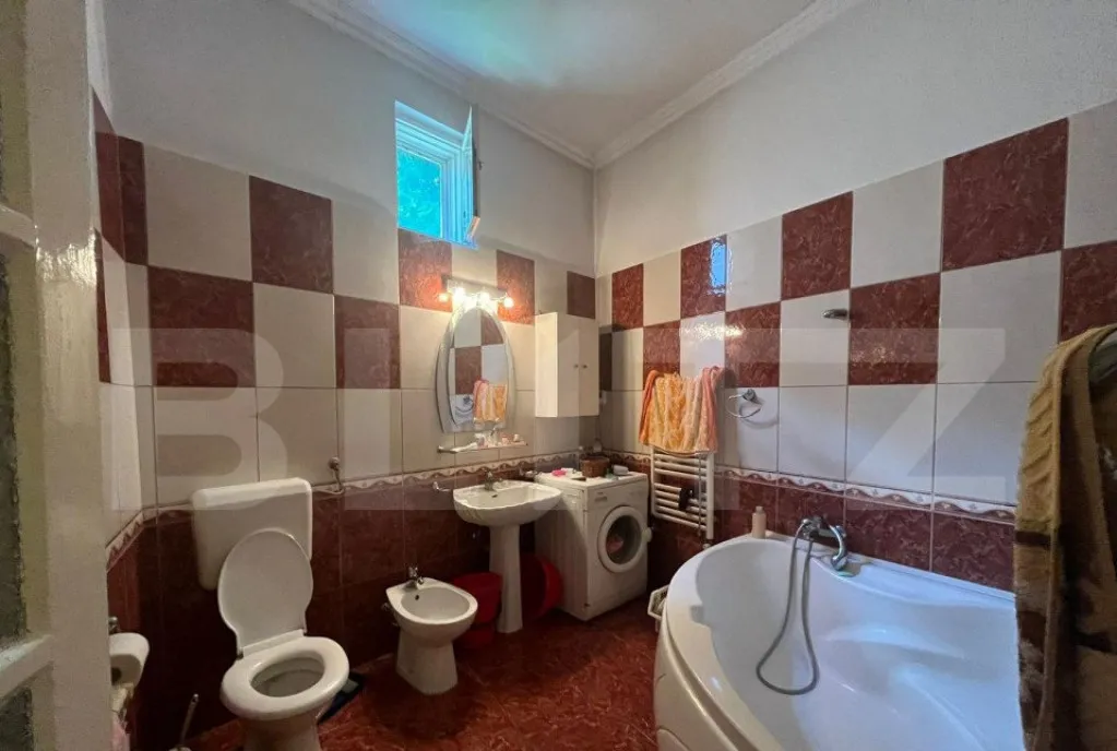 Casa cu 3 camere 161 mp cu curte comuna zona ultracentr