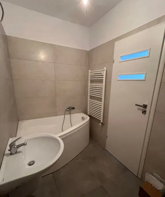 Apartament cu 2 camere si parcare supraterana inclusa Est