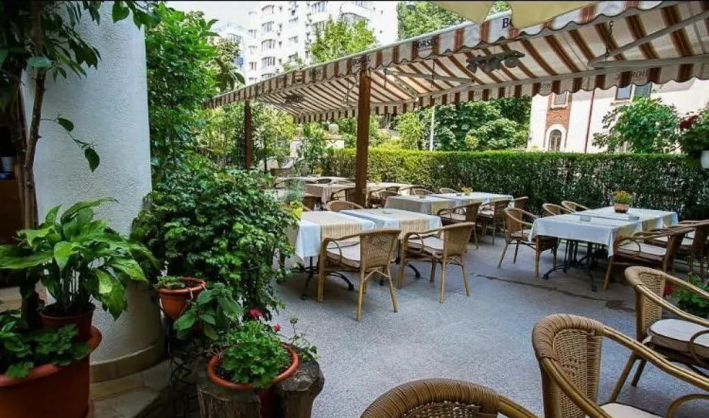 Hotel 4 stele zona Pta Victoriei cu restaurant si crama