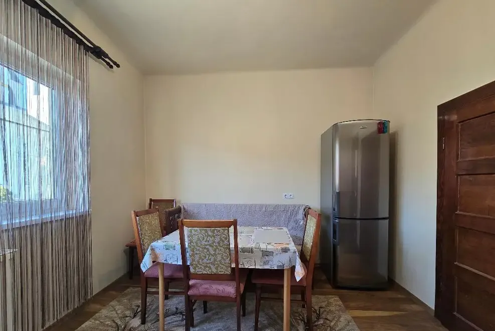 Inchiriez garsoniera la casa suprafata mare