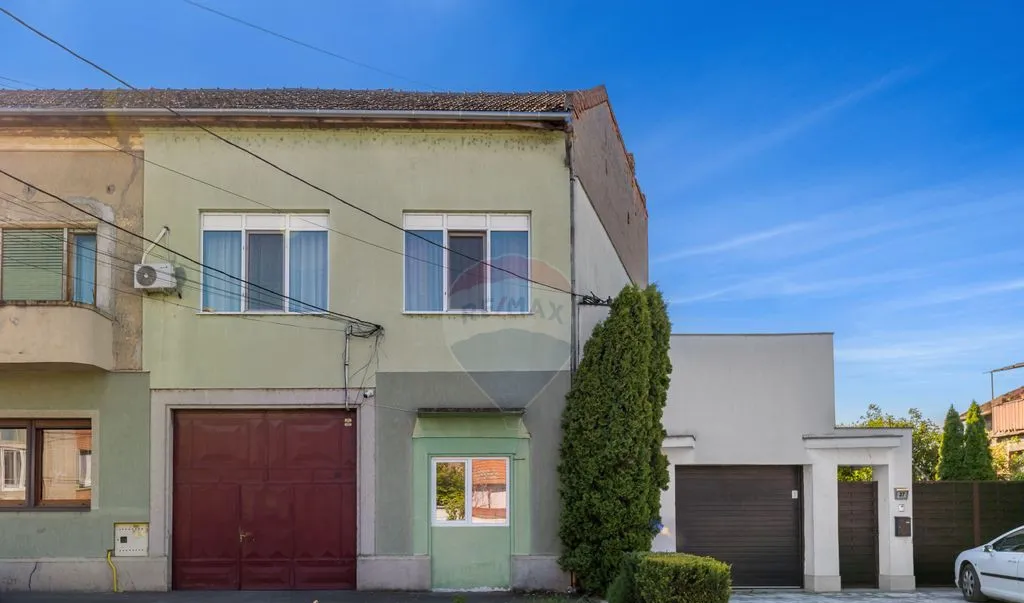 Apartament 2 camere loc de parcare teren propriu strada