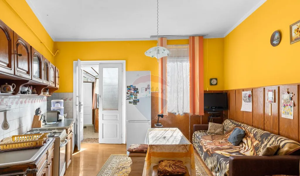 Apartament 2 camere loc de parcare teren propriu strada