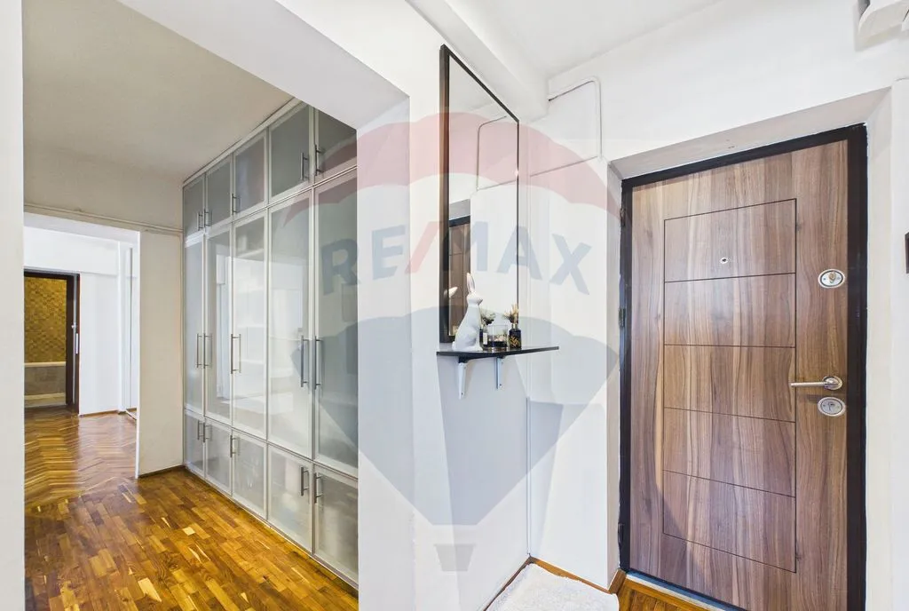 Apartament de 3 camere cu priveliste zona Stefan Cel Mare