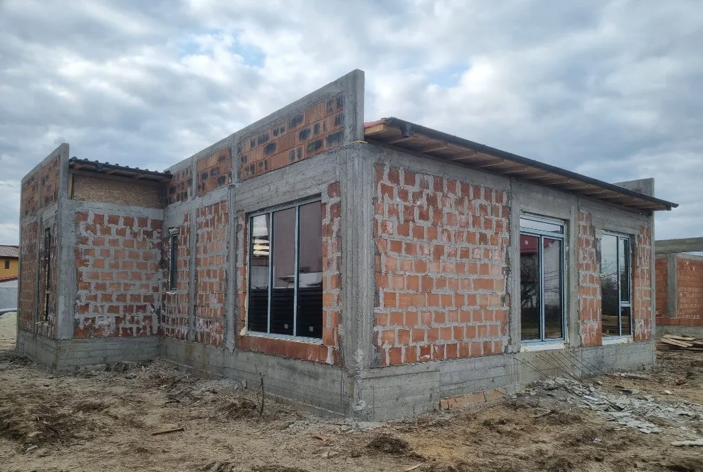 Casa moderna la rosu parter - Domnesti 500 mp teren
