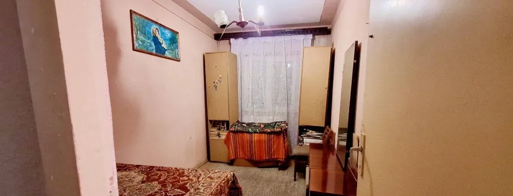 Apartament de vanzare 3 camere decomandat etaj 2 Titu Central