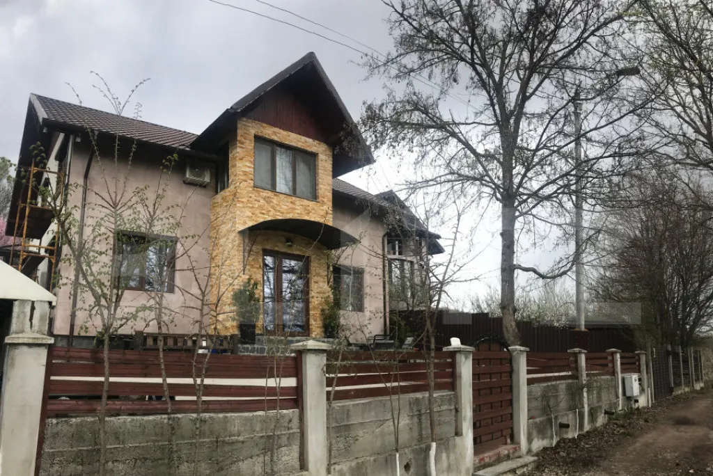 Casa premium cu panorama asupra orasului - garaj d