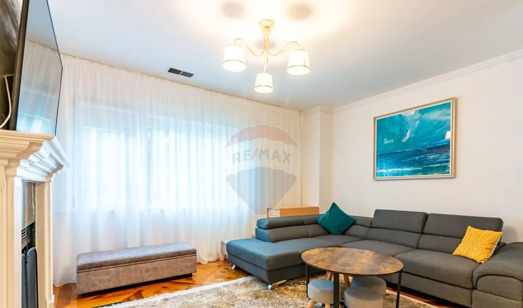 Casa / Vila cu 6 camere de vanzare intrarea secarei/ma