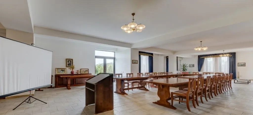 Hotel 5600 mp teren 32600mp