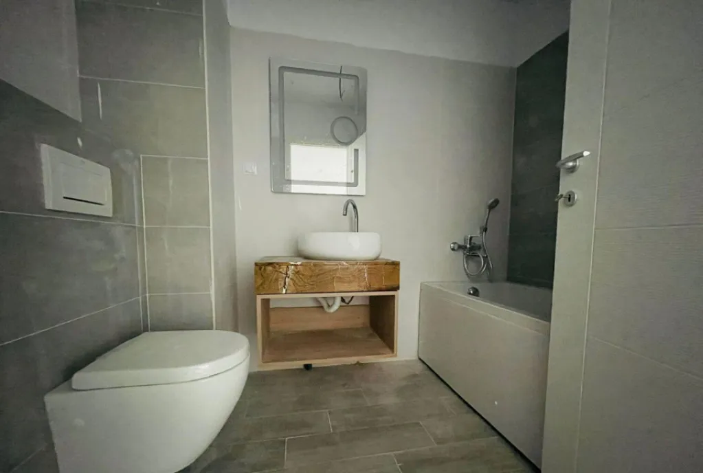 400 Euro Ap 2 cam Copou bloc nou