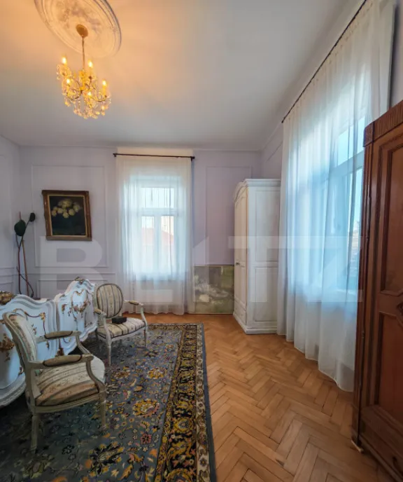 Cladire istorica apartament 2 dormitoare decomandat zona