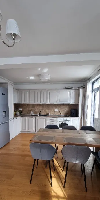 Vand apartament 3 camere premium ansamblul rogvaiv