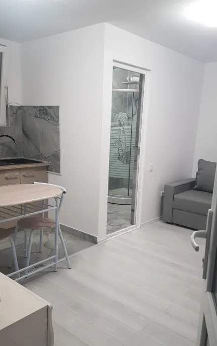 Ofer spre inchiriere garsoniera la casa Craiter