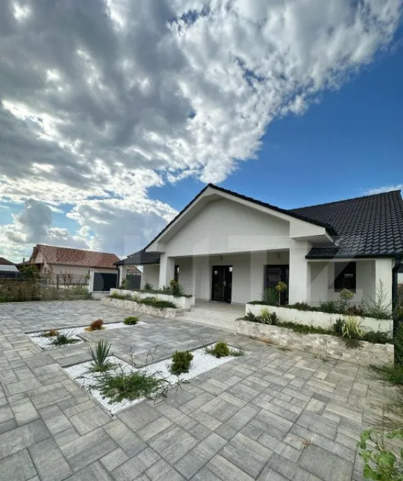 Casa cu 4 dormitoare 4 bai si 2 bucatarii terasa si beci