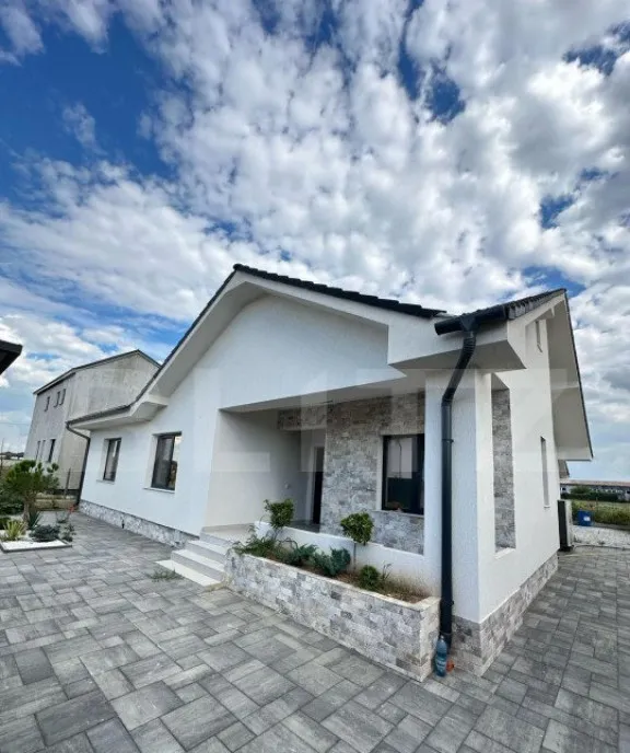 Casa cu 4 dormitoare 4 bai si 2 bucatarii terasa si beci