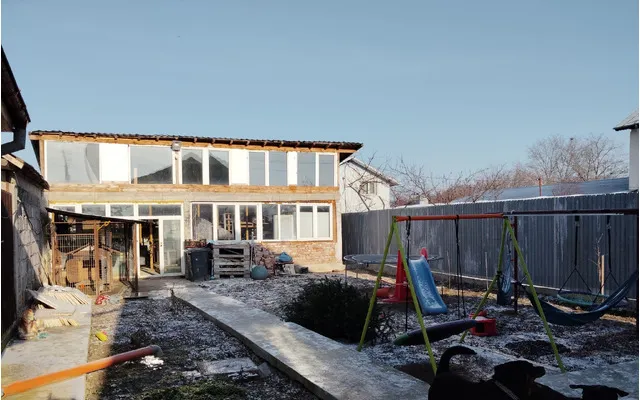 Afacere acasa langa familie Vand casa si hala de vis