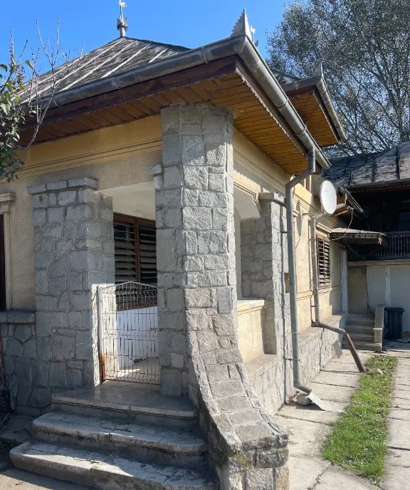 Casa curte spatioasa si teren de vanzare sat Motaieni Dambovita