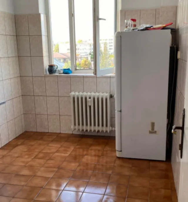 Apartament 3 camere semidecomandat et 4/4 Zona Democratie